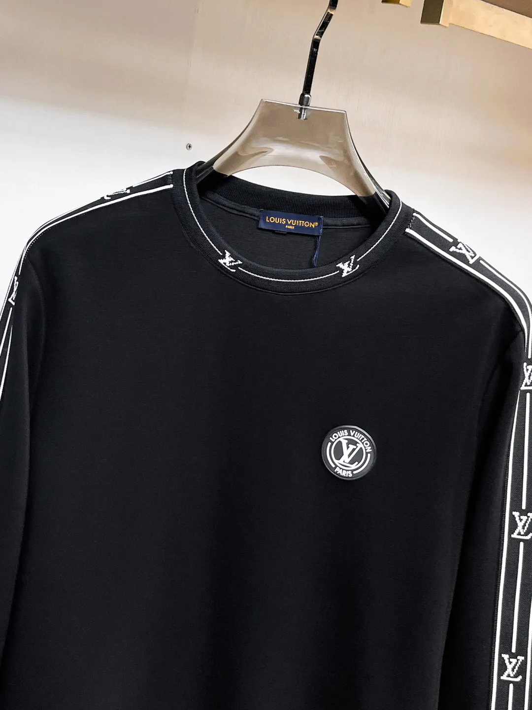🅿️540 LV 2025 autumn and winter new counter, the same casual Tencel cotton fabric suit, breathable, comfortable and casual! Full of high-end feel! The details are exquisite and high-end, and the workmanship is impeccable! The original high-end fabric is very high-end! The fabric is crisp, anti-wrinkle and wear-resistant, warm, neat and stylish. Everyone must buy a set this autumn and winter. They must look cool and cool when wearing it. This is a model that we highly recommend! M-3XL